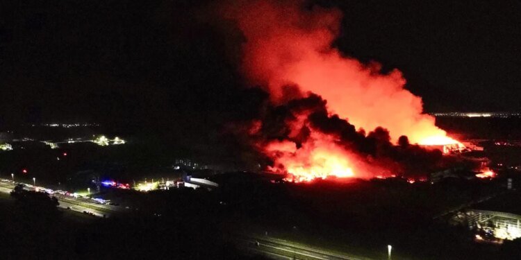 Investigan incendio que arrasó naves en el Parque Industrial de Ezeiza y dejó heridos