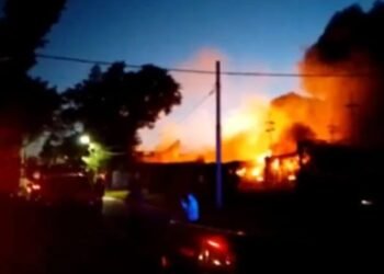 Gran incendio en fábrica de plásticos en Lomas de Zamora obliga a evacuar a vecinos