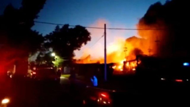 Gran incendio en fábrica de plásticos en Lomas de Zamora obliga a evacuar a vecinos