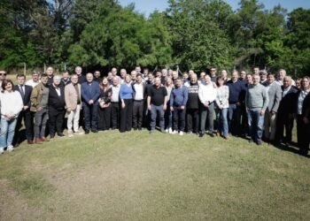 Los intendentes bonaerenses respaldan a Axel Kicillof ante críticas de Kirchner