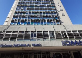 Juez ordena a IOMA pagar implante coclear a niño y multa diaria a sus directores por demoras