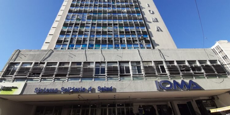 Juez ordena a IOMA pagar implante coclear a niño y multa diaria a sus directores por demoras