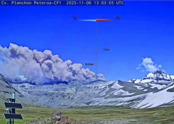 Volcán Planchón-Peteroa lanza columna de ceniza y genera inquietud en Mendoza