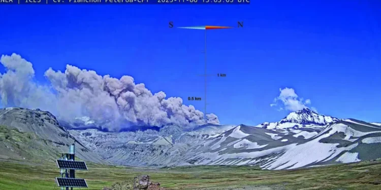 Volcán Planchón-Peteroa lanza columna de ceniza y genera inquietud en Mendoza