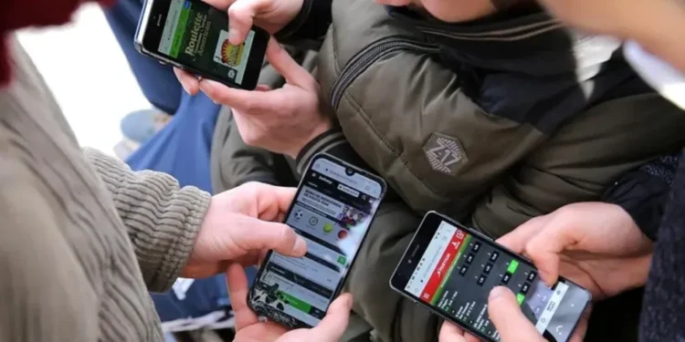 Diputados bonaerenses avanzan en la prohibición de apuestas online en escuelas para jóvenes