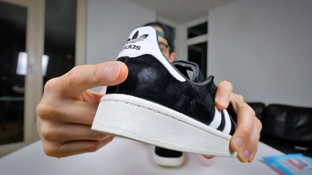 El truco infalible para limpiar zapatillas de gamuza con un simple borrador escolar