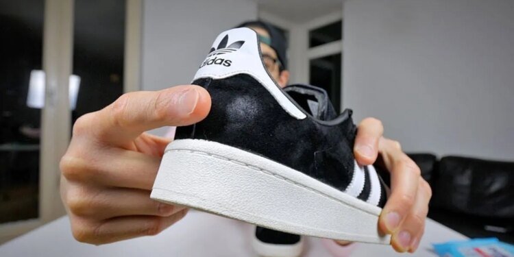 El truco infalible para limpiar zapatillas de gamuza con un simple borrador escolar