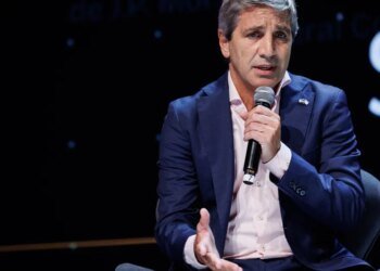 Caputo asegura que no hay acuerdo con bancos para el auxilio de 20.000 millones de dólares