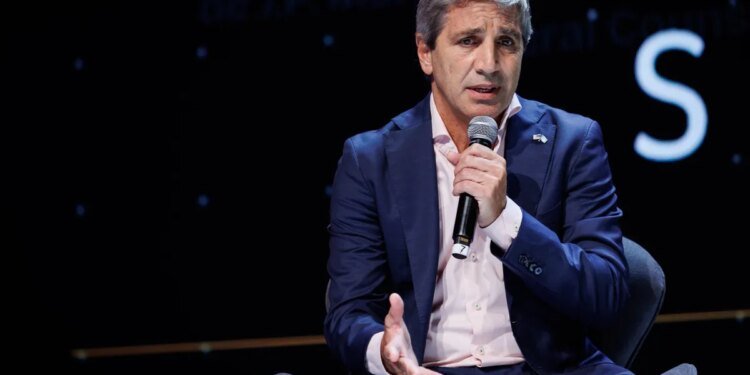 Caputo asegura que no hay acuerdo con bancos para el auxilio de 20.000 millones de dólares