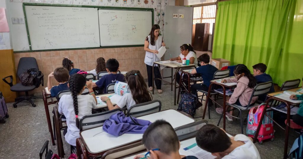 Docentes bonaerenses exigen aumentos y leyes para mejorar la educación pública