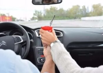 Las provincias multan por tomar mate al volante: la conducción segura en juego