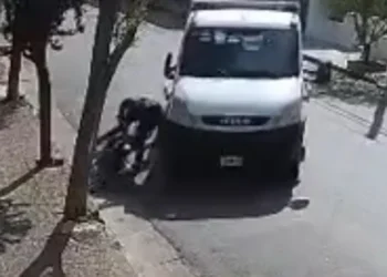 Motociclista fallece en Azul tras accidente con camión; investigan posible homicidio culposo