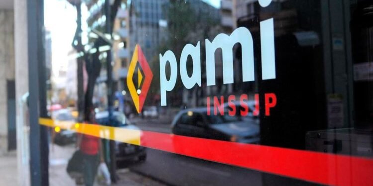PAMI enfrenta demoras en entrega de pañales y familias deben reclamar por el servicio
