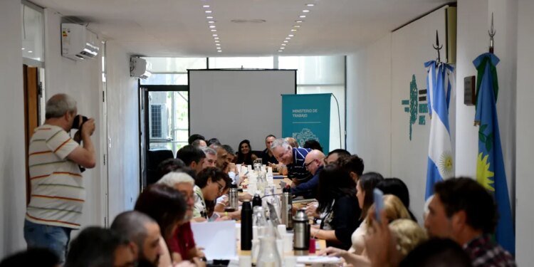Gremios estatales se reunieron con la Provincia pero no recibieron oferta salarial