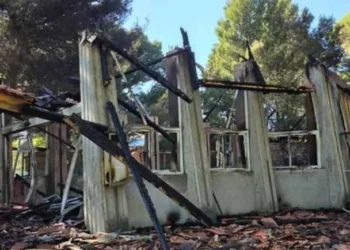 Incendian la parroquia Sagrada Familia en Pehuén Có: un adolescente detenido tras el ataque