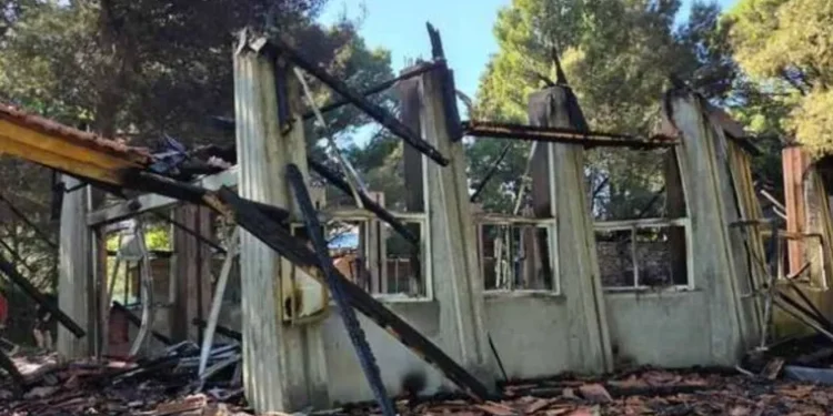 Incendian la parroquia Sagrada Familia en Pehuén Có: un adolescente detenido tras el ataque