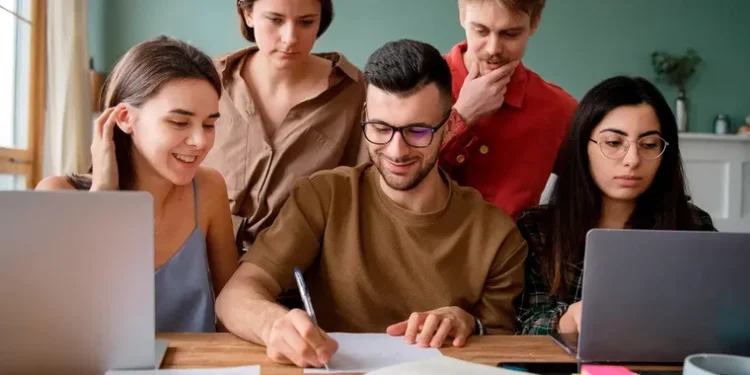 Las carreras técnicas de 2025 destacan en tecnología, energía y servicios con alta demanda laboral