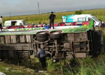 Ruta 2: dos muertos y heridos graves tras el vuelco de un micro