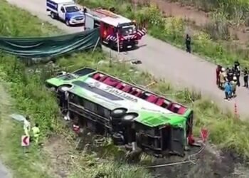 Chofer de micro volcado en Ruta 2 imputado por homicidio culposo tras tragedia con dos muertos