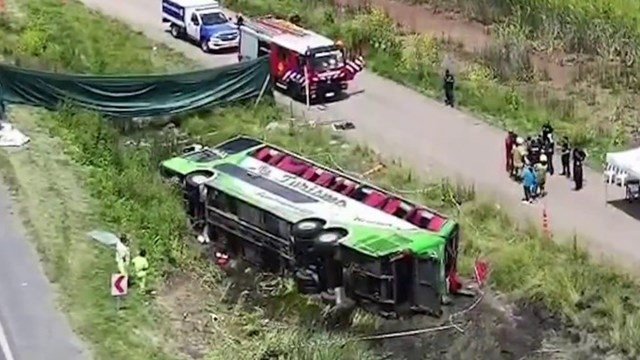 Chofer de micro volcado en Ruta 2 imputado por homicidio culposo tras tragedia con dos muertos