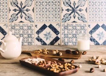 Truco casero para limpiar azulejos y evitar insectos en la cocina