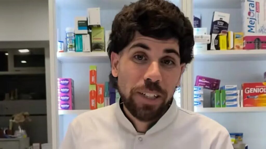 Nicolás, el farmacéutico viral de TikTok, sorprende con pedidos insólitos de clientes