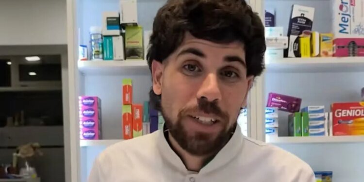 Nicolás, el farmacéutico viral de TikTok, sorprende con pedidos insólitos de clientes