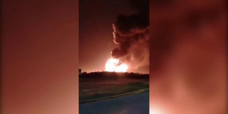 Una fuerte explosión sacudió un polo industrial cerca del aeropuerto en Ezeiza