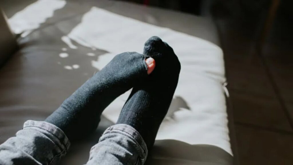 Una influencer enseña a reparar ropa en casa y logra acabados profesionales