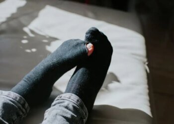 Una influencer enseña a reparar ropa en casa y logra acabados profesionales