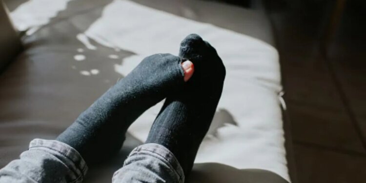 Una influencer enseña a reparar ropa en casa y logra acabados profesionales