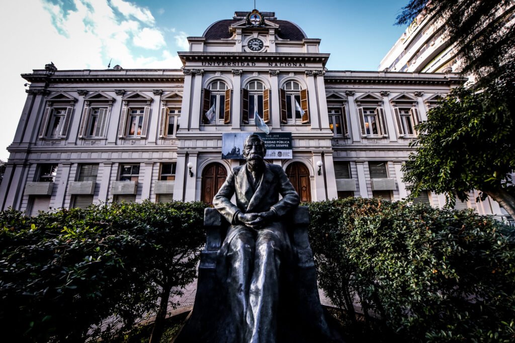 Docentes universitarios convocan paro de 72 horas en La Plata por salarios
