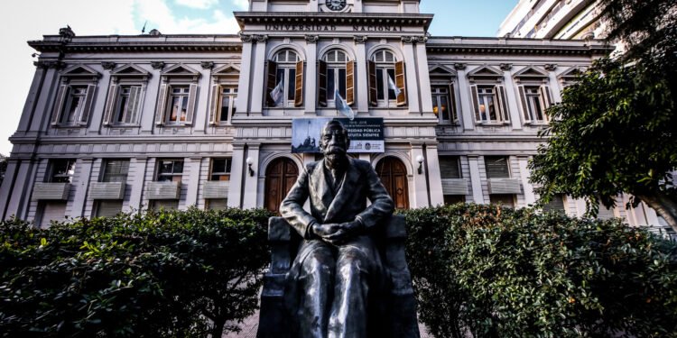 Docentes universitarios convocan paro de 72 horas en La Plata por salarios