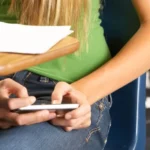 Padres de Mendoza firman pacto para limitar el uso de celulares y redes sociales a sus hijos