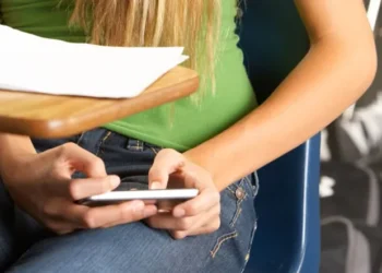 Padres de Mendoza firman pacto para limitar el uso de celulares y redes sociales a sus hijos