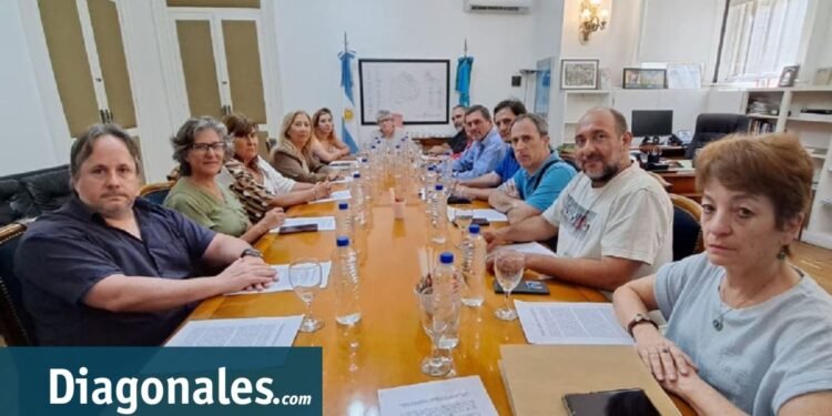 Docentes bonaerenses reclaman reapertura de paritarias ante la nueva directora de Educación