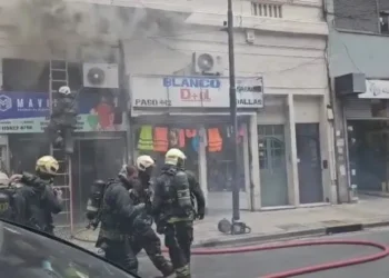 Incendio desata caos en Once: un hotel y un local de ropa afectados, 12 hospitalizados