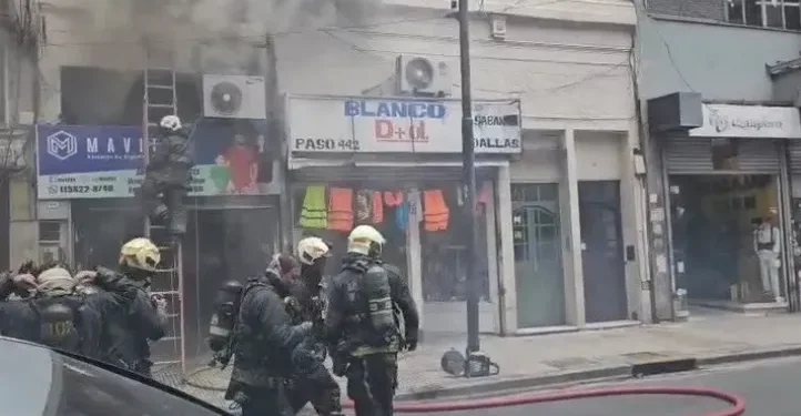Incendio desata caos en Once: un hotel y un local de ropa afectados, 12 hospitalizados