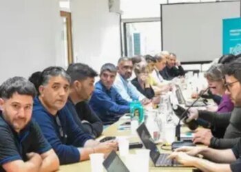 Kicillof se reúne con sindicatos para reabrir paritarias y asegurar derechos laborales en 2026