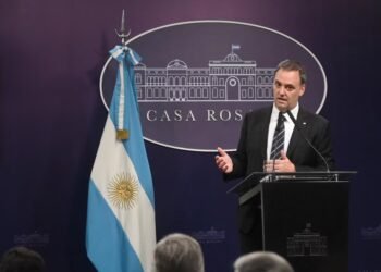 Adorni anuncia cambios clave en Migraciones y reestructura de la obra social militar antes de año nuevo