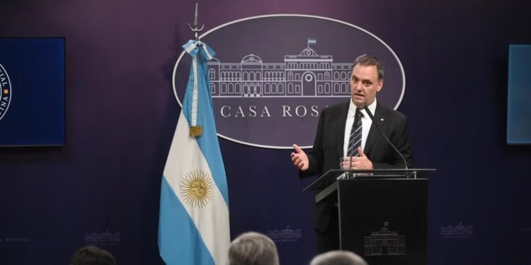 Adorni anuncia cambios clave en Migraciones y reestructura de la obra social militar antes de año nuevo