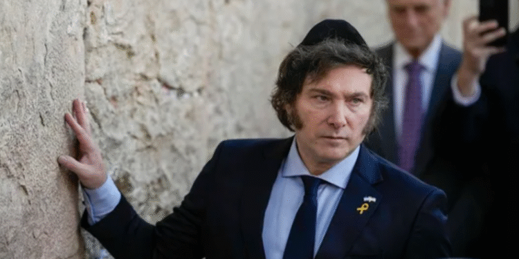 Milei condena el atentado en playa australiana y lamenta la muerte de 11 personas