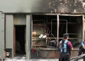 Incendio en Monserrat: un contenedor desató el fuego y evacuaron un hotel con 18 asistidos