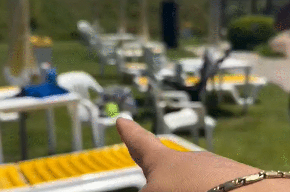 Pagó $3 millones por una carpa en Mar del Plata y ahora suma $50.000 por sombrilla