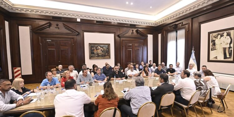 La Provincia de Buenos Aires dejará abierta la paritaria hasta enero de 2026