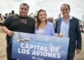 Milei celebra la llegada de los F-16 en Córdoba mientras la vicegobernadora mira desde el público