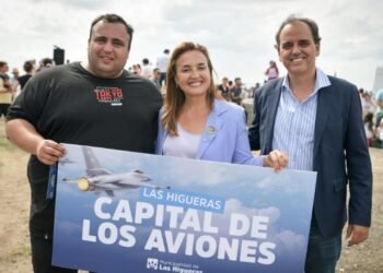 Milei celebra la llegada de los F-16 en Córdoba mientras la vicegobernadora mira desde el público