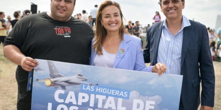 Milei celebra la llegada de los F-16 en Córdoba mientras la vicegobernadora mira desde el público