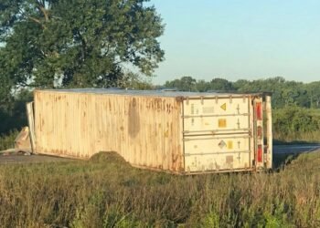 Vuelco de camión en Ruta 2 bloquea el paso hacia Mar del Plata y causa caos en Maipú