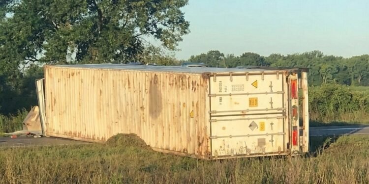 Vuelco de camión en Ruta 2 bloquea el paso hacia Mar del Plata y causa caos en Maipú